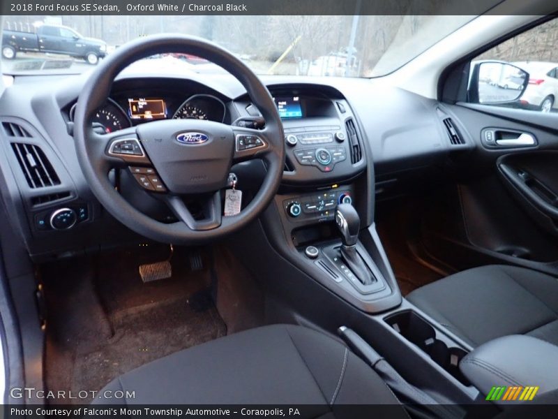 Oxford White / Charcoal Black 2018 Ford Focus SE Sedan