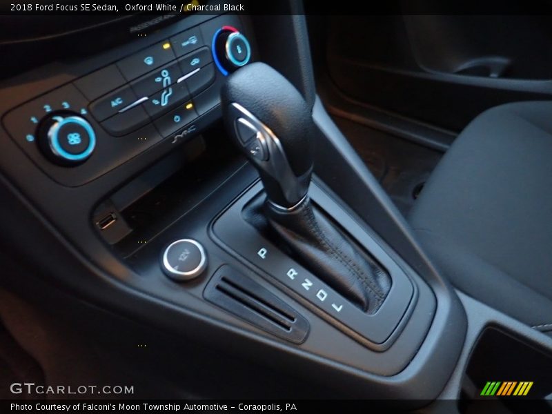 Oxford White / Charcoal Black 2018 Ford Focus SE Sedan