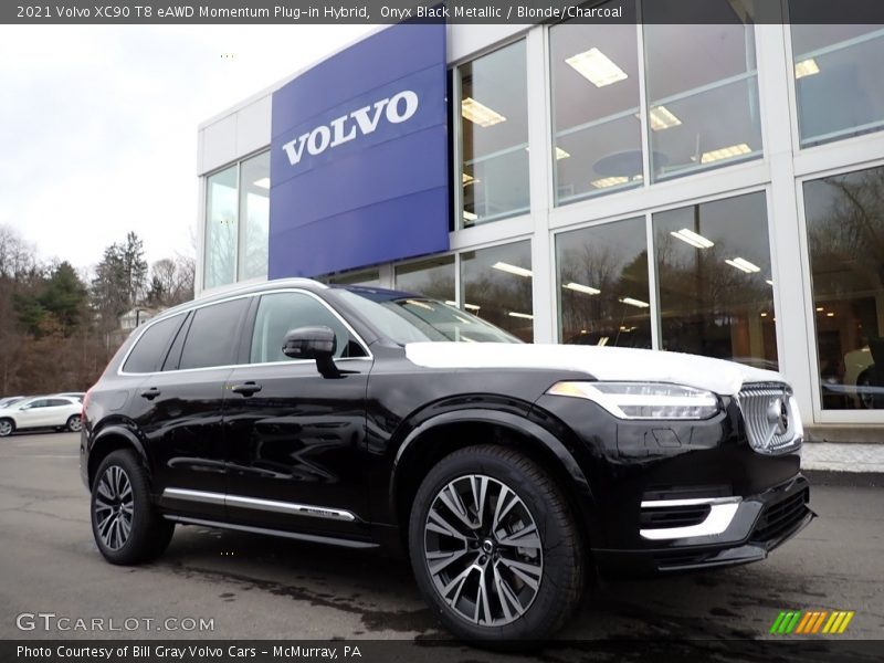 Front 3/4 View of 2021 XC90 T8 eAWD Momentum Plug-in Hybrid