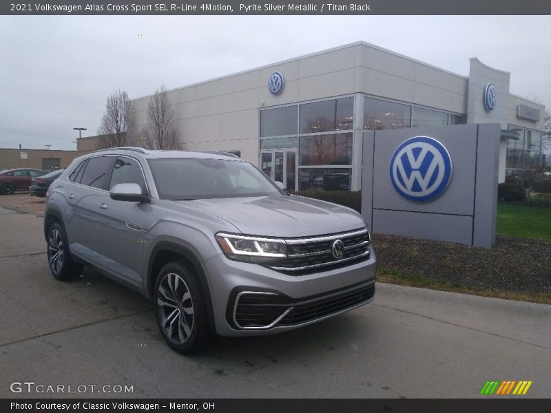 Front 3/4 View of 2021 Atlas Cross Sport SEL R-Line 4Motion