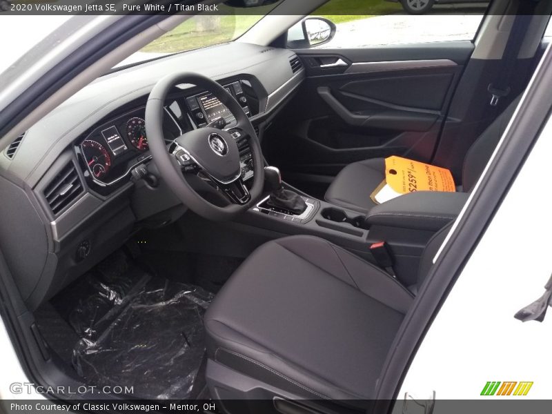 Pure White / Titan Black 2020 Volkswagen Jetta SE