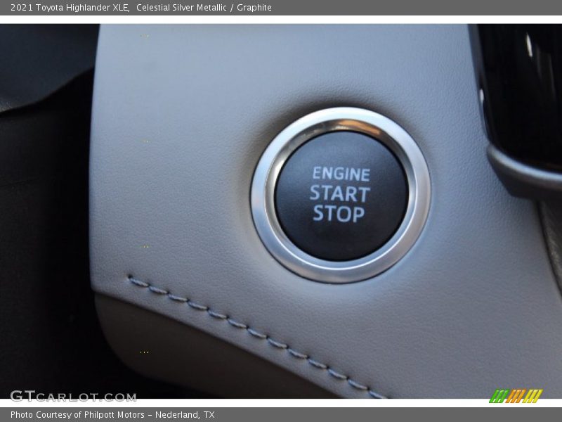 Celestial Silver Metallic / Graphite 2021 Toyota Highlander XLE