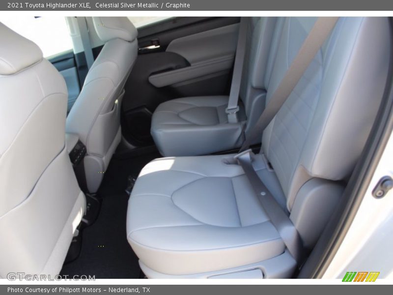 Celestial Silver Metallic / Graphite 2021 Toyota Highlander XLE