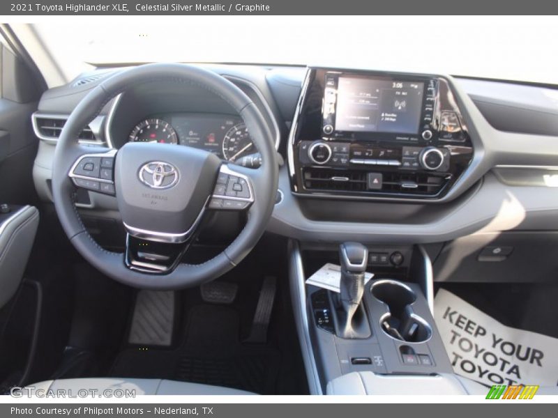 Celestial Silver Metallic / Graphite 2021 Toyota Highlander XLE