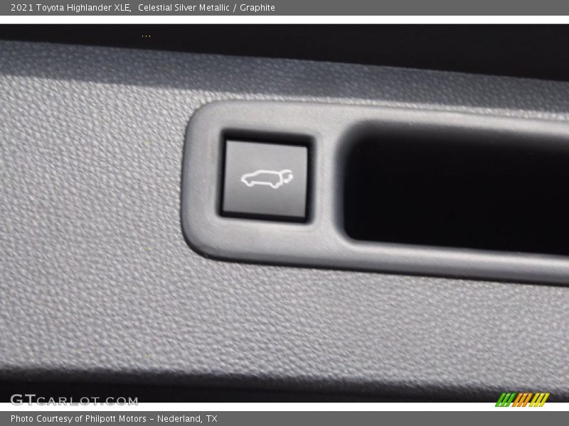 Celestial Silver Metallic / Graphite 2021 Toyota Highlander XLE
