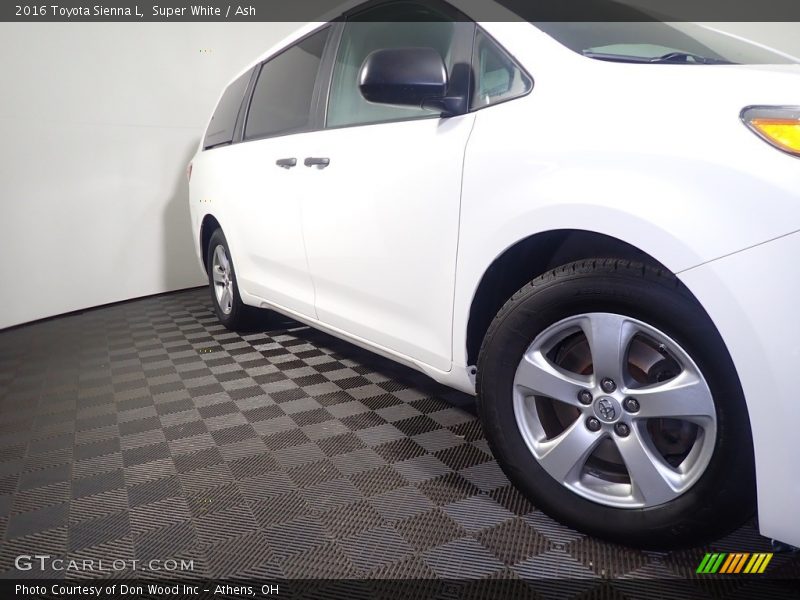 Super White / Ash 2016 Toyota Sienna L