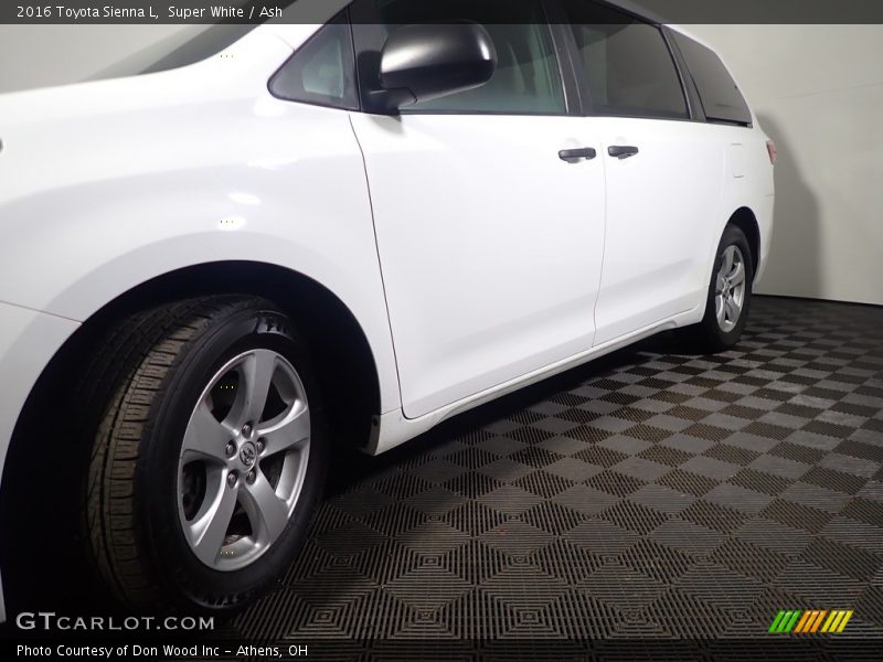Super White / Ash 2016 Toyota Sienna L