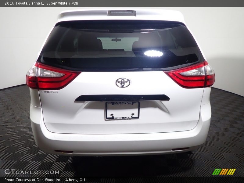 Super White / Ash 2016 Toyota Sienna L