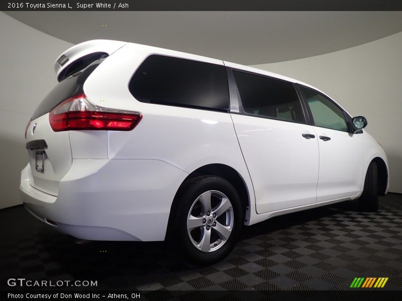 Super White / Ash 2016 Toyota Sienna L