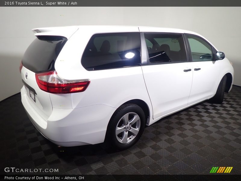 Super White / Ash 2016 Toyota Sienna L