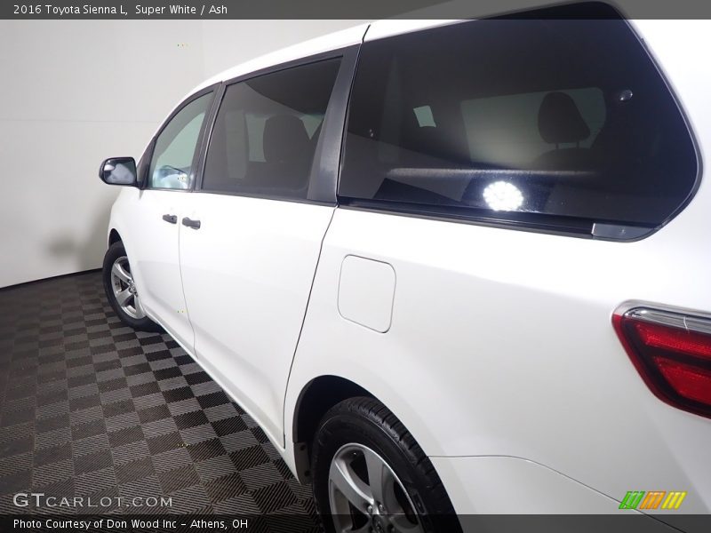 Super White / Ash 2016 Toyota Sienna L