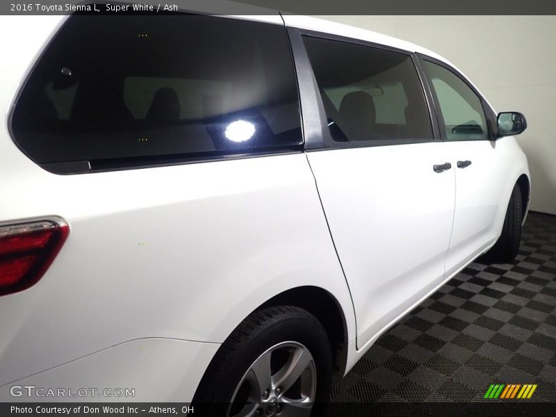 Super White / Ash 2016 Toyota Sienna L
