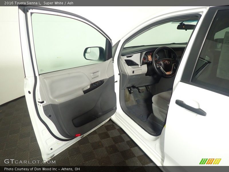 Super White / Ash 2016 Toyota Sienna L