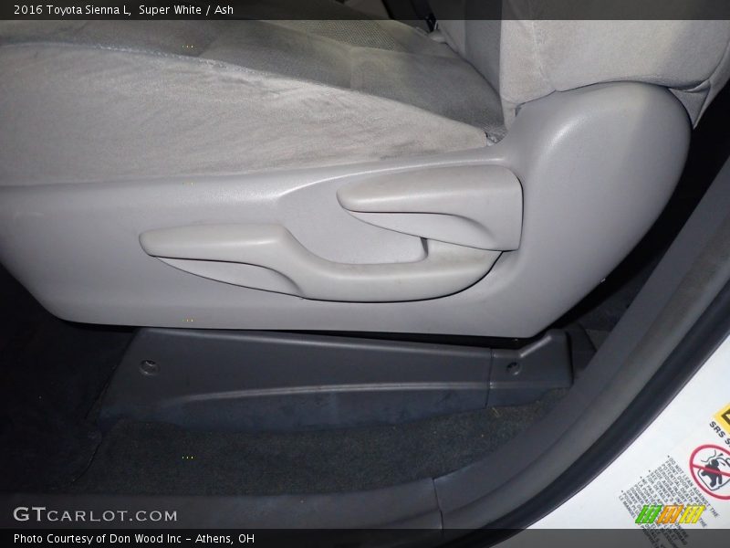 Super White / Ash 2016 Toyota Sienna L