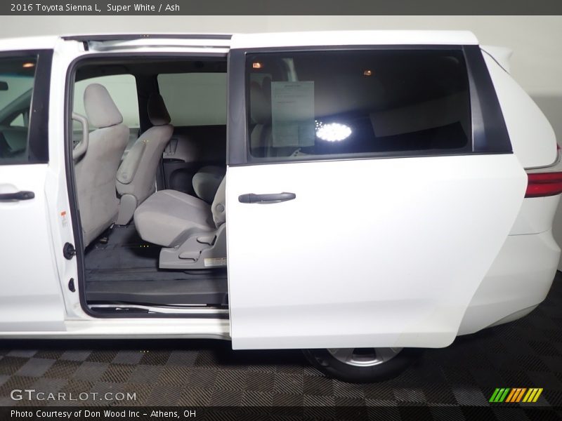 Super White / Ash 2016 Toyota Sienna L