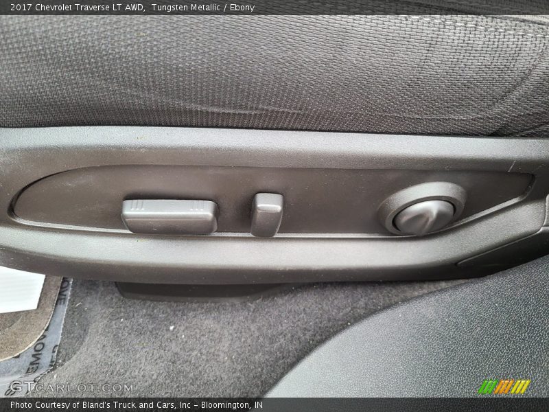 Tungsten Metallic / Ebony 2017 Chevrolet Traverse LT AWD