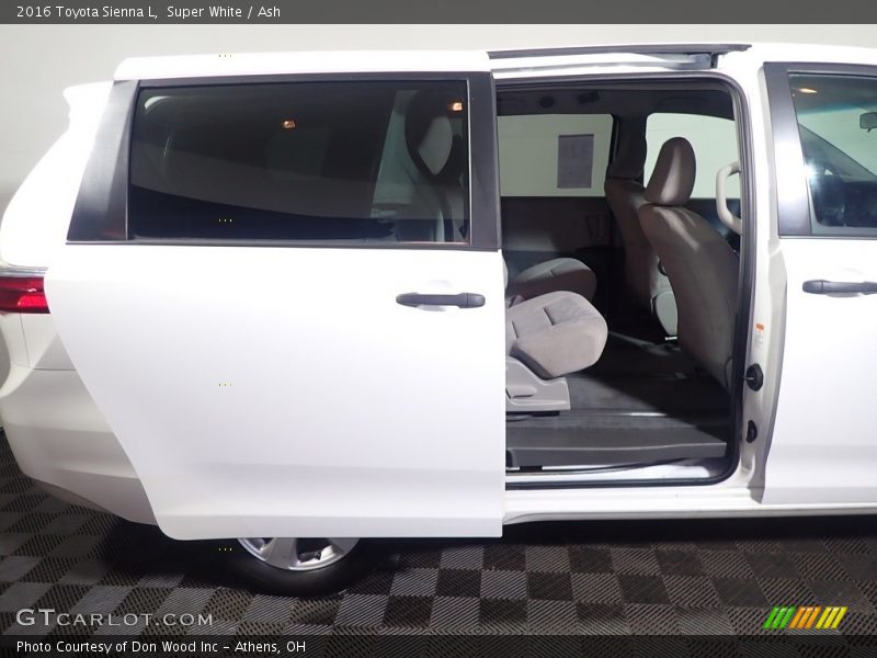 Super White / Ash 2016 Toyota Sienna L