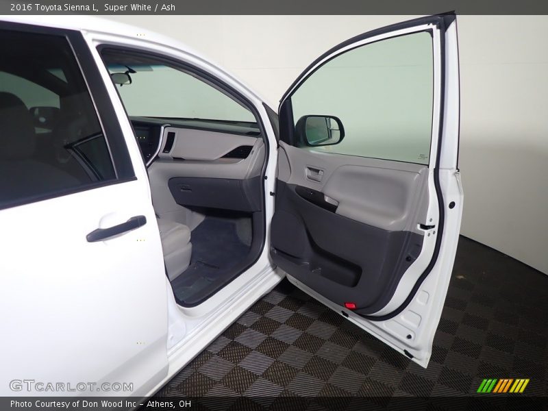 Super White / Ash 2016 Toyota Sienna L