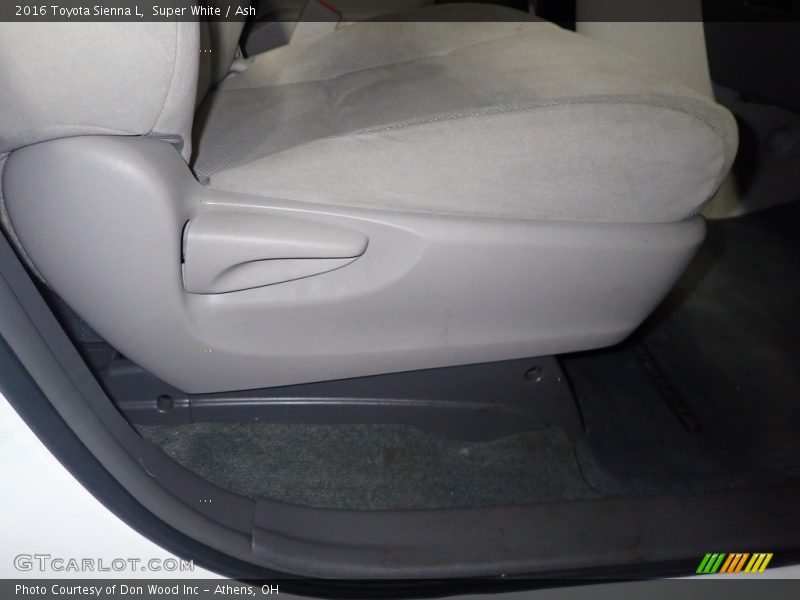 Super White / Ash 2016 Toyota Sienna L