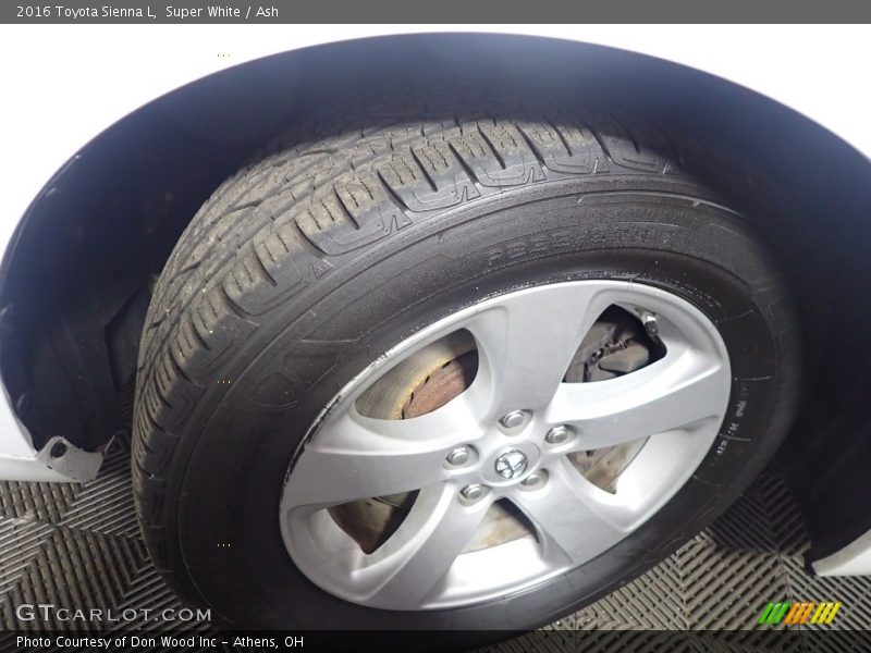 Super White / Ash 2016 Toyota Sienna L