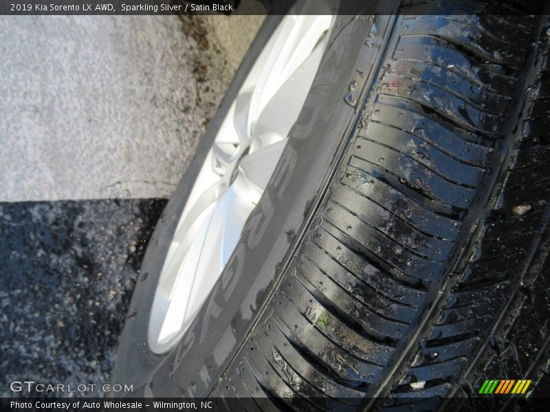 Sparkling Silver / Satin Black 2019 Kia Sorento LX AWD