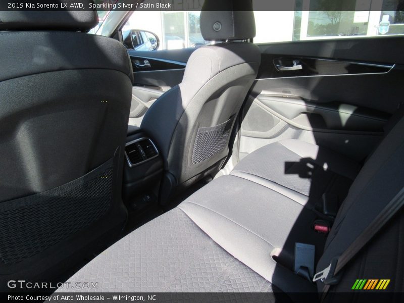 Sparkling Silver / Satin Black 2019 Kia Sorento LX AWD