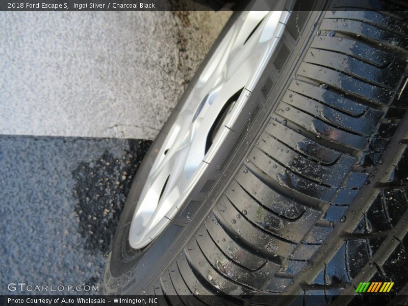 Ingot Silver / Charcoal Black 2018 Ford Escape S