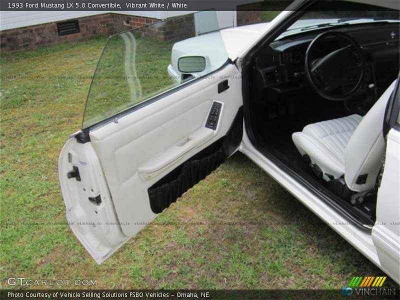Vibrant White / White 1993 Ford Mustang LX 5.0 Convertible