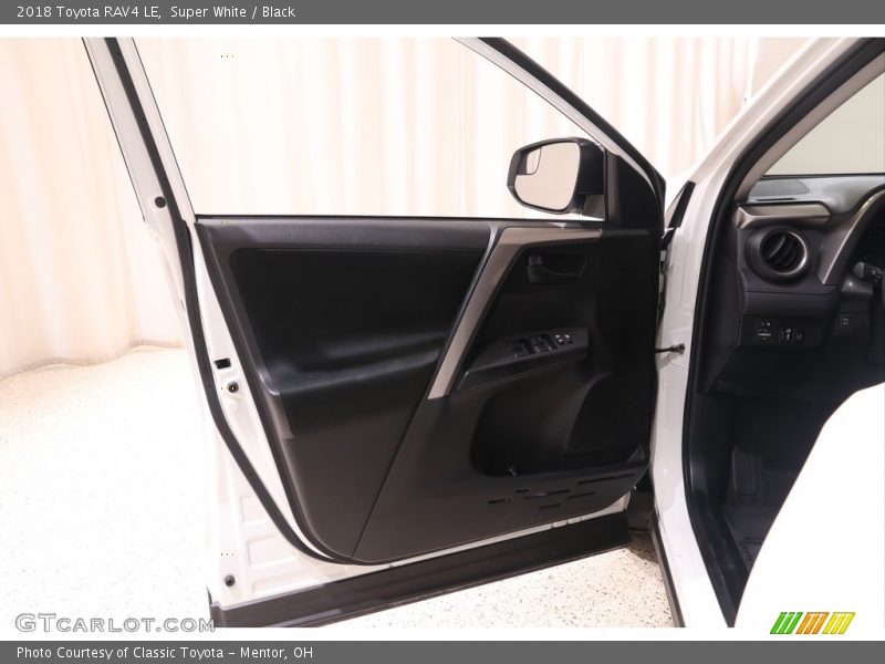 Super White / Black 2018 Toyota RAV4 LE