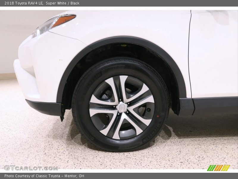 Super White / Black 2018 Toyota RAV4 LE