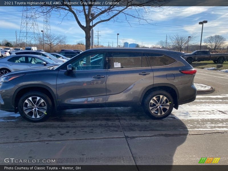 Magnetic Gray Metallic / Graphite 2021 Toyota Highlander XLE AWD