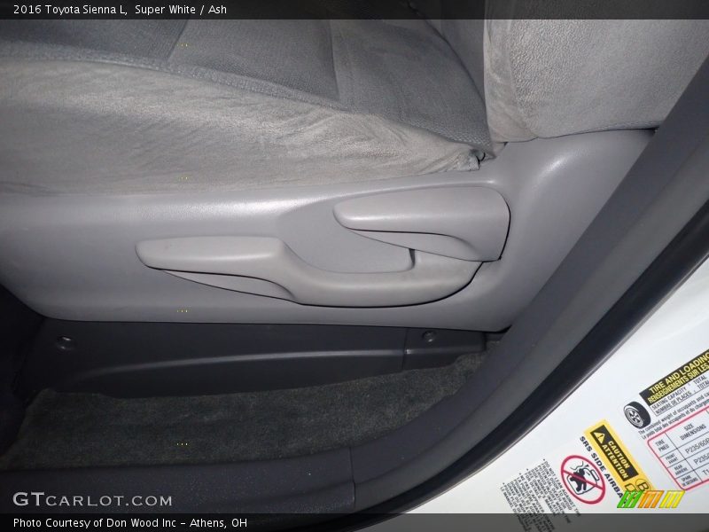Super White / Ash 2016 Toyota Sienna L