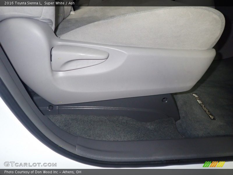 Super White / Ash 2016 Toyota Sienna L