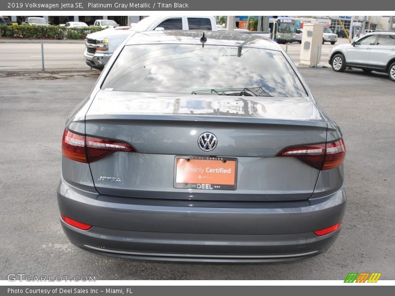 Platinum Gray Metallic / Titan Black 2019 Volkswagen Jetta SE