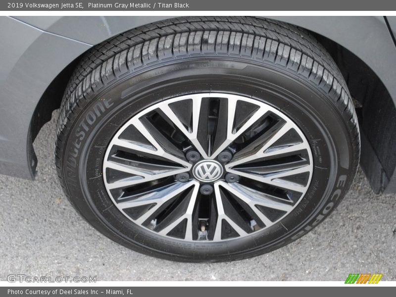 Platinum Gray Metallic / Titan Black 2019 Volkswagen Jetta SE