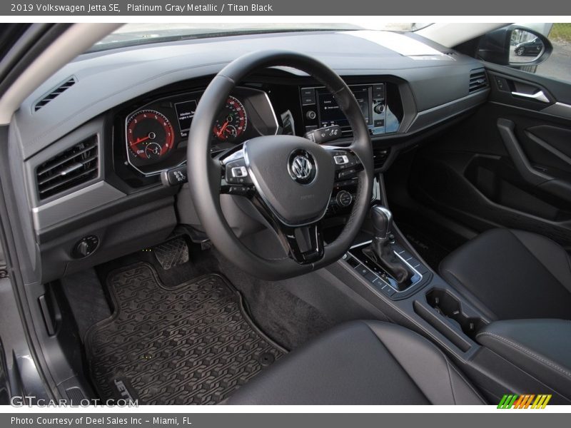 Platinum Gray Metallic / Titan Black 2019 Volkswagen Jetta SE