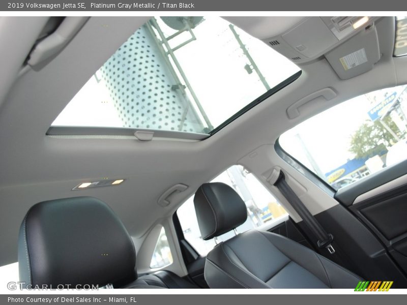 Platinum Gray Metallic / Titan Black 2019 Volkswagen Jetta SE