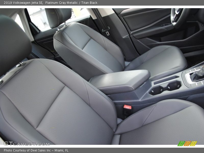 Platinum Gray Metallic / Titan Black 2019 Volkswagen Jetta SE