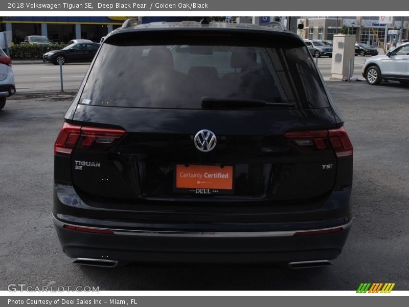 Deep Black Pearl / Golden Oak/Black 2018 Volkswagen Tiguan SE