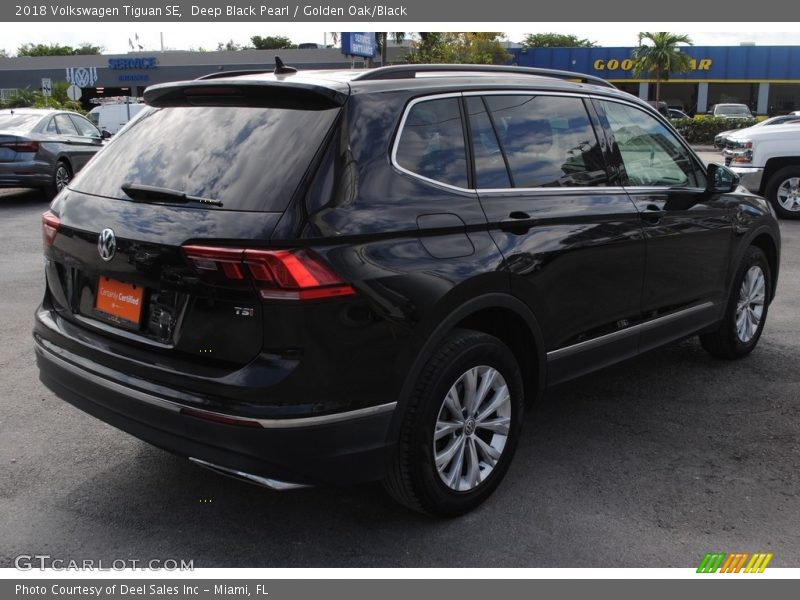 Deep Black Pearl / Golden Oak/Black 2018 Volkswagen Tiguan SE