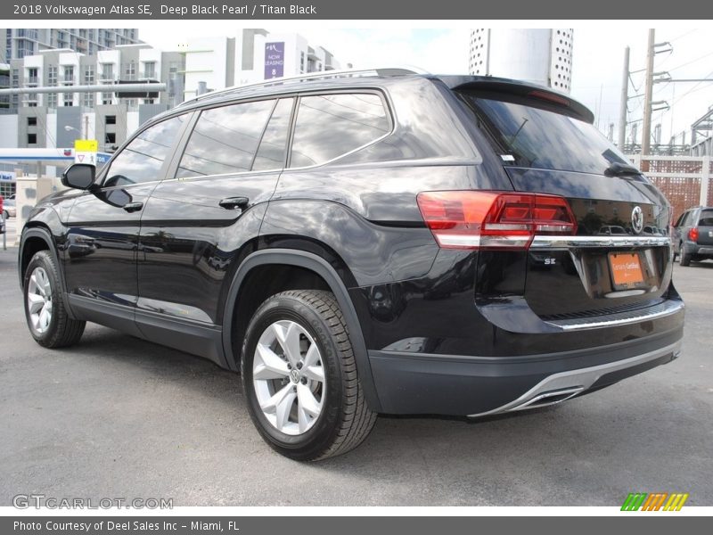Deep Black Pearl / Titan Black 2018 Volkswagen Atlas SE