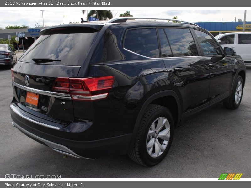 Deep Black Pearl / Titan Black 2018 Volkswagen Atlas SE