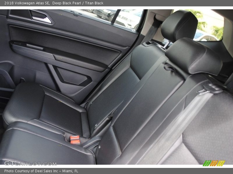 Deep Black Pearl / Titan Black 2018 Volkswagen Atlas SE