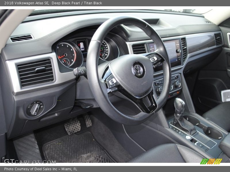 Deep Black Pearl / Titan Black 2018 Volkswagen Atlas SE