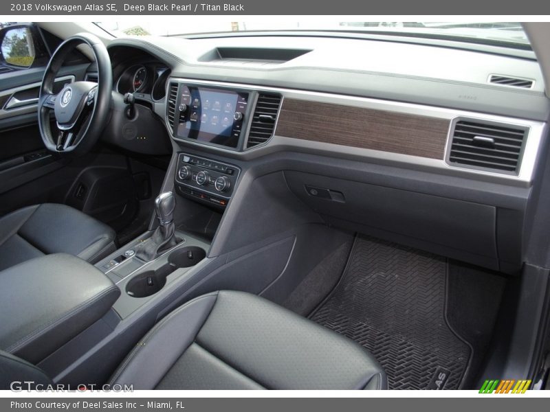Deep Black Pearl / Titan Black 2018 Volkswagen Atlas SE