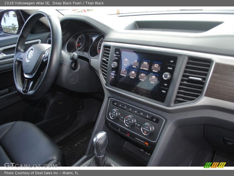 Deep Black Pearl / Titan Black 2018 Volkswagen Atlas SE