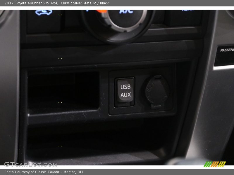 Classic Silver Metallic / Black 2017 Toyota 4Runner SR5 4x4