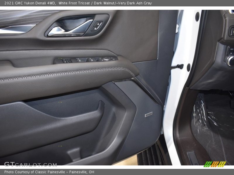 White Frost Tricoat / Dark Walnut/­Very Dark Ash Gray 2021 GMC Yukon Denali 4WD