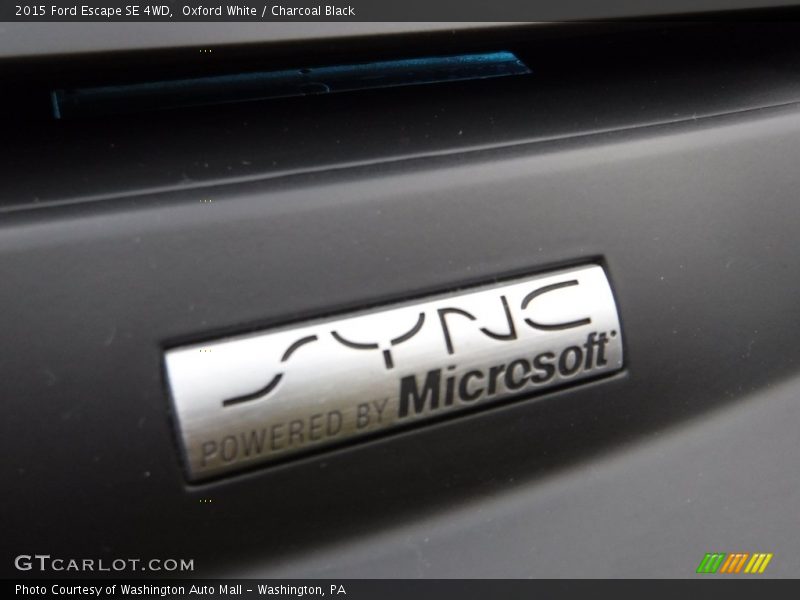 Oxford White / Charcoal Black 2015 Ford Escape SE 4WD