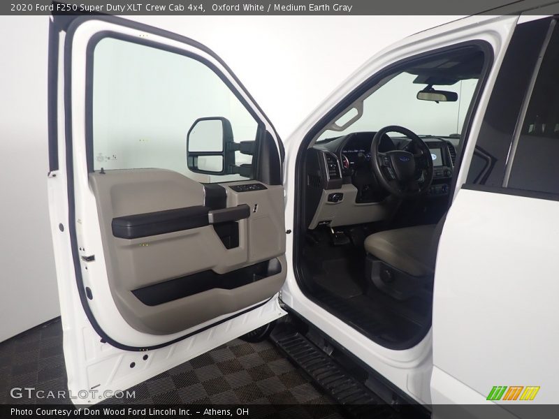 Oxford White / Medium Earth Gray 2020 Ford F250 Super Duty XLT Crew Cab 4x4